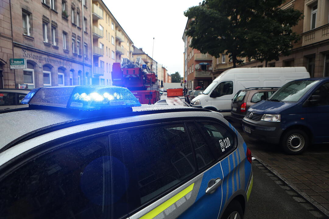Eine 49-Jährige hat in der Nürnberger Südstadt einen SEK-Einsatz ausgelöst. Sie ging auf Mitbewohner los und war dann Gegenstände aus dem Fenster.