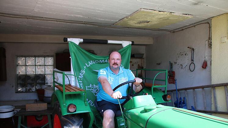 Klaus Kippes mit seinem alten Deutz. Foto: Ralf Ruppert