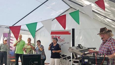 Für Stimmung beim Sommerfest sorgte Rainer Lohr mit seiner BRK-Seniorenband. Fotos: Heike Schülein