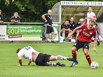 Im Hinspiel bei den Sportfreunden Steinbach war der SV R&ouml;delmaier oben auf und siegte mit 2:0. In dieser Szene musste der Steinbacher Marcel Zitzmann (links) den G&auml;stespieler aus R&ouml;delmaier, Tizian Streichsbier, ziehen lassen. Foto: Ryan Evans