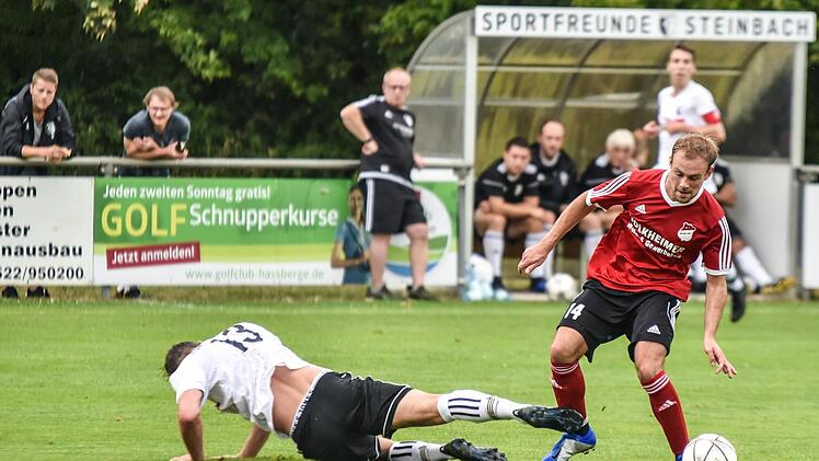 Im Hinspiel bei den Sportfreunden Steinbach war der SV R&ouml;delmaier oben auf und siegte mit 2:0. In dieser Szene musste der Steinbacher Marcel Zitzmann (links) den G&auml;stespieler aus R&ouml;delmaier, Tizian Streichsbier, ziehen lassen. Foto: Ryan Evans