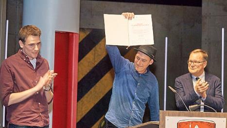 Jonas Ochs (Mitte) von "Bambägga" freut sich sichtlich über die Auszeichnung der Rap-Combo als "Künstler der Metropolregion Nürnberg".