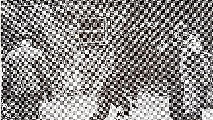 Der Fund einer nicht explodierten Sprengbombe in einem Stall versetzte die Bramberger 1965 nochmals in Angst und Schrecken. 35 Jahre später wurde ein weiterer Blindgänger im Dorf entdeckt. Beide konnten von Sprengkommandos entschärft werden.  Foto: Archiv/Repro eki