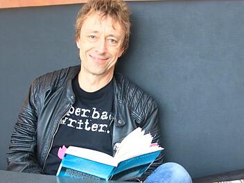 Volker Backert mit seinem neuen Buch - der Verlag bezeichnet es erstmals nicht mehr als  Frankenkrimi, sondern als Kriminalroman.Matthias Einwag