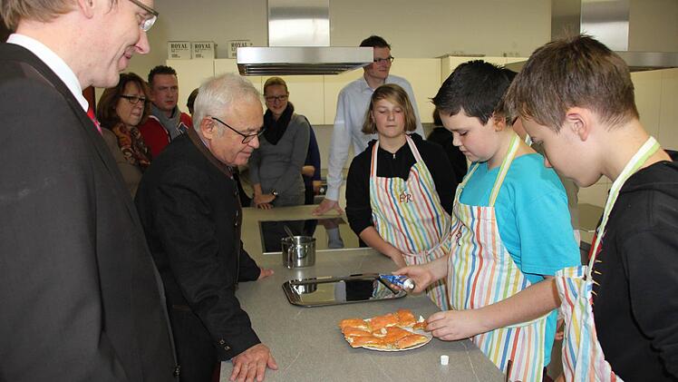 Dieser Siebtklässler präsentierte die Lachshappen, dem Lanadrat und Realschuldirektor Hartmut Weis (links)