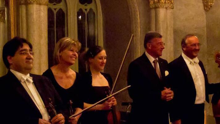 Rödentals scheidender Bürgermeister Gerhard Preß (2. von rechts) beim Schlussapplaus mit dem Bamberger Streichquartett.