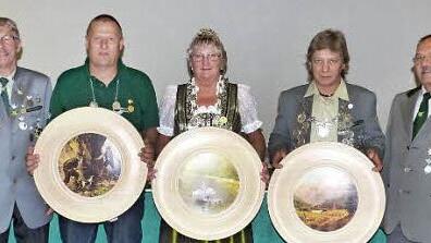 Die neuen Majestäten mit den Vorstandsvertretern, von links: Vorsitzender Franz Gibfried, Schützenkönig Otmar Hofmann, Schützenkönigin Rosalinde Gibfried, Pistolenkönig Jonny Deinhart sowie Zweiter Vorsitzender Georg Diroll. Auf dem Bild fehlt der Jugendkönig Dennis Bünger.