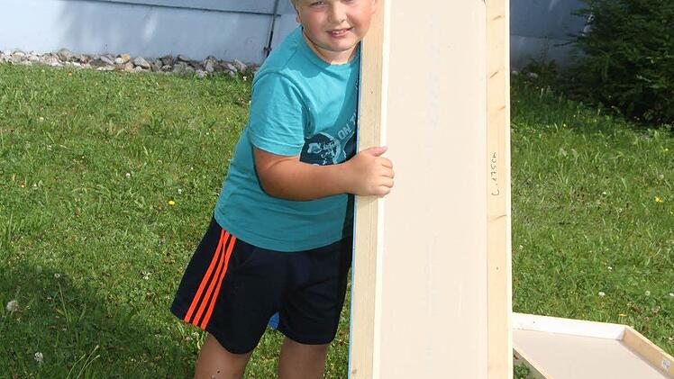 Felix Falk (10) schleppt ein Bauteil.