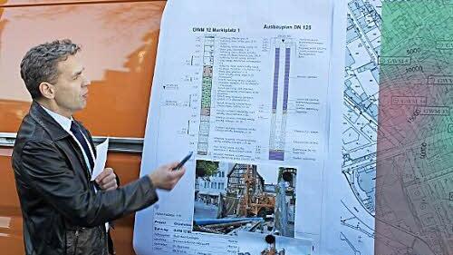 Thomas Hornung vom Tiefbauamt erläutert die Schritte der Kanalsanierung. Foto: Mäuser
