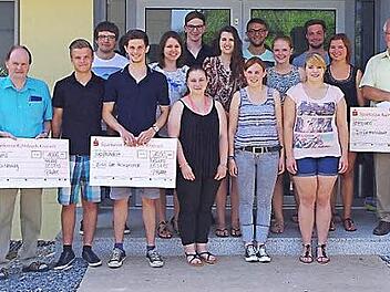 Die Dorfjugend Neufang spendete die Erlöse des "Pfefferns". Das Bild zeigt sie mit den Vorsitzenden (von links) des Kiga-Fördervereins, Rudi Gareis, und der DJK/SV, Georg Wich, sowie (ab Zweiter von rechts) der Dorfgemeinschaft, Eugen Bätz, und der FFW Neufang, Thomas Winterstein. Foto: Heike Schülein