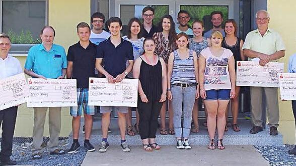 Die Dorfjugend Neufang spendete die Erlöse des "Pfefferns". Das Bild zeigt sie mit den Vorsitzenden (von links) des Kiga-Fördervereins, Rudi Gareis, und der DJK/SV, Georg Wich, sowie (ab Zweiter von rechts) der Dorfgemeinschaft, Eugen Bätz, und der FFW Neufang, Thomas Winterstein. Foto: Heike Schülein