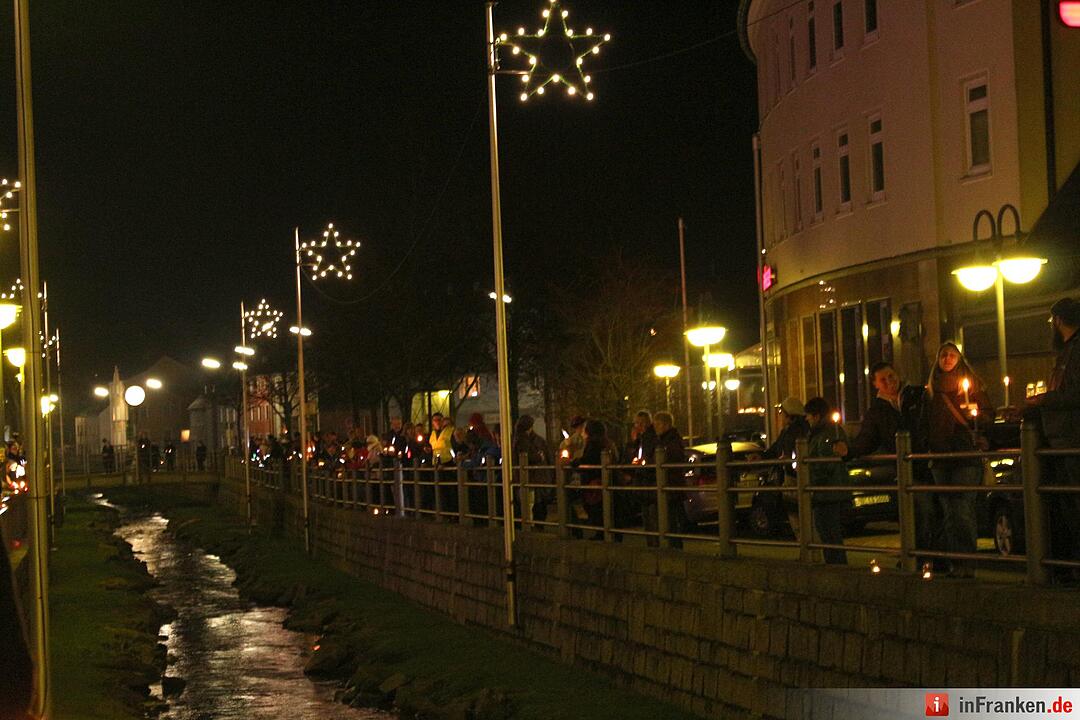 Eine Lichterkette fuer den Frieden