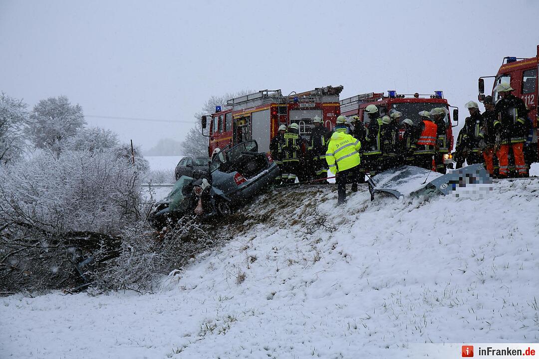 18-JŠhrige kollidiert im Schneetreiben mit Baum und erleidet lebensgefaehrliche Verletzungen