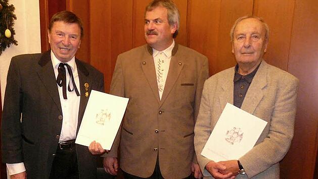 Vorsitzender J&uuml;rgen Simon (Mitte) mit Paul P&ouml;hlmann (links) und Richard Sebald bei den Ehrungen Foto: privat
