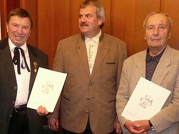 Vorsitzender Jürgen Simon (Mitte) mit Paul Pöhlmann (links) und Richard Sebald bei den Ehrungen Foto: privat