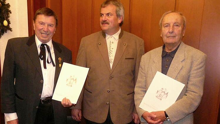 Vorsitzender Jürgen Simon (Mitte) mit Paul Pöhlmann (links) und Richard Sebald bei den Ehrungen Foto: privat
