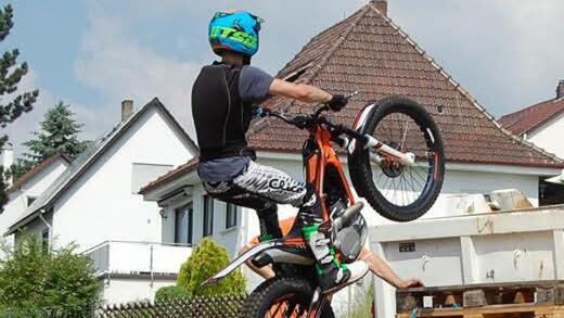 Über den "Dienstwagen" des Rennbürgermeisters fliegt der Deutsche Meister im Trial Lukas Rutkowski. Foto: Andreas Welz
