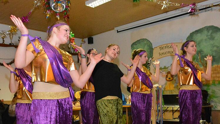 Die Tänzerinnen aus Sandberg entführten in die Welt von Tausendundeiner Nacht. Foto: Björn Hein