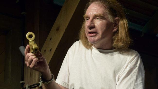Rainer Dohlus mit einer Apparatur für die Bierleitung aus den Breitband-Leerrohren.  Fotos: Andreas Welz