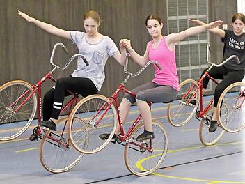 Denise Löhnert, Merle Strauch, Lea Bau und Julia Tolstow (von links) beim Einstudieren einer Übung für die Disziplin 4er-Kunstradsport.