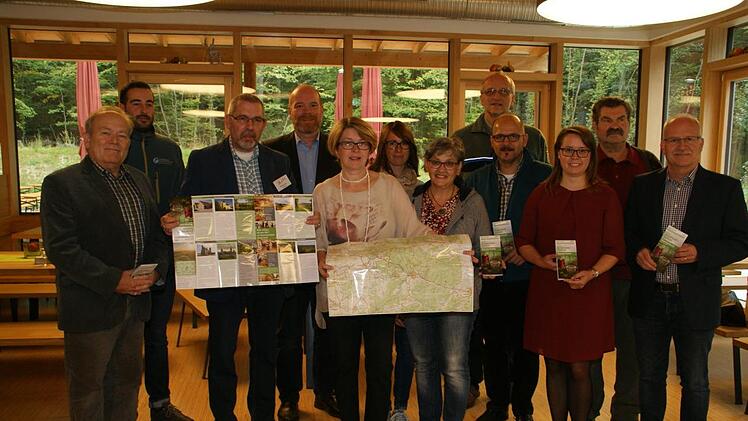 Die Wanderkarte rund um Baumwipfelpfad und Steigerwaldzentrum ist ein großes Gemeinschaftsprojekt. Unser Bild zeigt von links: Wegewart Wolfgang Sahlmüller, Florian Schwarz vom Baumwipfelpfad, Initiator Michael Greve vom Restaurant am Baumwipfelpfad, Jürgen Hergenröder vom MSI, Beate Glotzmann von der Tourist-Info Gerolzhofen, Simone Geißel von der Tourist-Info Prichsenstadt, Monika Lindner vom Tourismus-Aktionsteam Oberschwarzach, Andreas Leyerer von den Staatsforsten (hinten), Bürgermeister...