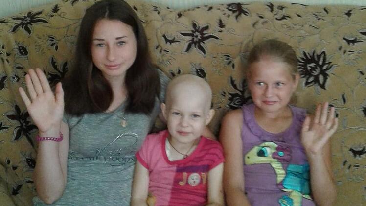 Die kleine Christina (Mitte) ist an Krebs erkrankt. Ihre Eltern können die weitere Behandlung nicht mehr bezahlen. Die Tschernobyl Kinderhilfe springt ein, so gut sie kann. Foto: Dieter Wolf