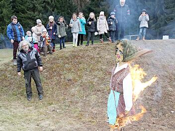 Mit dem Verbrennen der Strohpuppe soll der Winter endgültig vertrieben werden. Fotos: Wolfgang Desombre