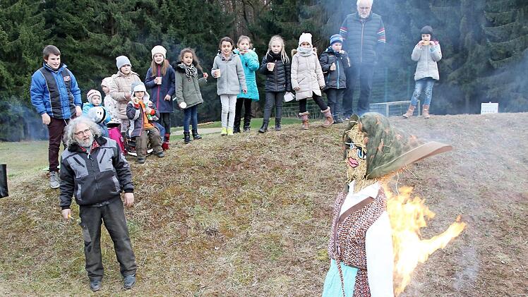 Mit dem Verbrennen der Strohpuppe soll der Winter endgültig vertrieben werden. Fotos: Wolfgang Desombre