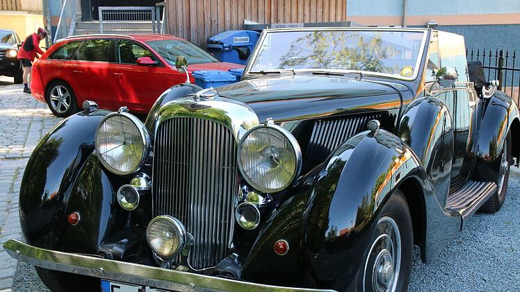 Ungewöhnliche Fahrzeuge parkten hinter der "Kommunbräu": Der Bugatti-Club Deutschland machte einen Abstecher nach Kulmbach.Jochen Nützel
