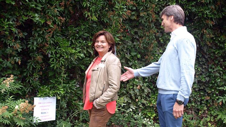 Der BRK-Kreisverband Geschäftsführer Roland Beierwaltes informiert sich mit seiner Frau Marianne über die Ziele und Mitmachmöglichkeiten.Susanne Deuerling