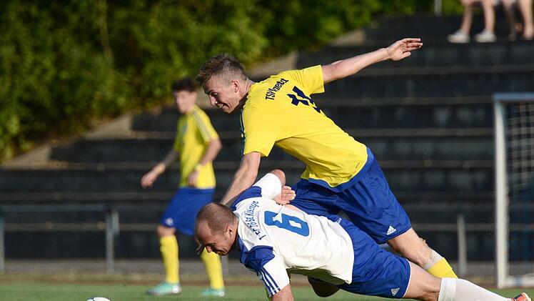 In die Horizontale schickt Münnerstadts Lukas Katzenberger (oben) den Kissinger Christian Laus. Am Ende jubelte aber der Routinier des FC 06.Anand Anders