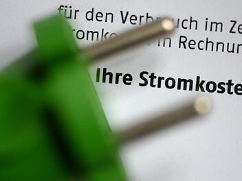 Wer nicht aufpasst, zahlt beim Strom mitunter mächtig drauf.  Symbolbild: Jens Kalaene/dpa