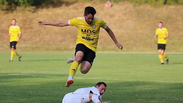 Obenauf war der FC Thulba mit dem 3:1-Sieg &uuml;ber Aufsteiger FC Westheim (wei&szlig;es Trikot). Foto: Sebastian Schmitt