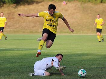 Obenauf war der FC Thulba mit dem 3:1-Sieg über Aufsteiger FC Westheim (weißes Trikot). Foto: Sebastian Schmitt