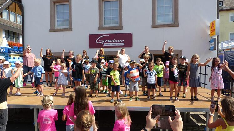 Der Tanz der Kinder des Kindergartens "Arche Noah". Foto: Klaus-Peter Wulf