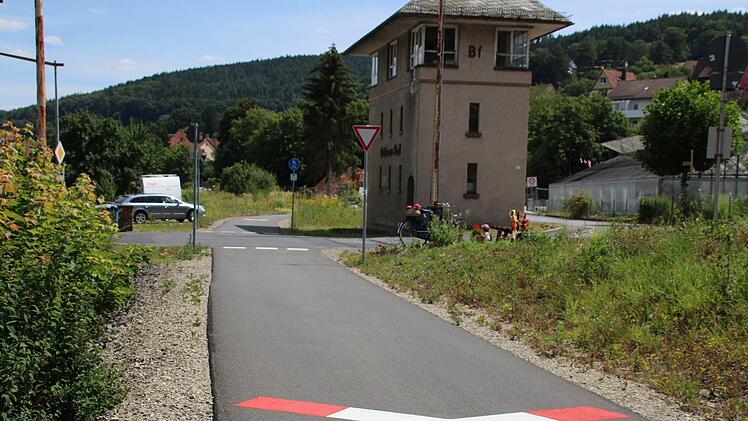 Andreaskreuze auf dem Asphalt kündigen eine Kreuzung an. Foto: Ulrike Müller