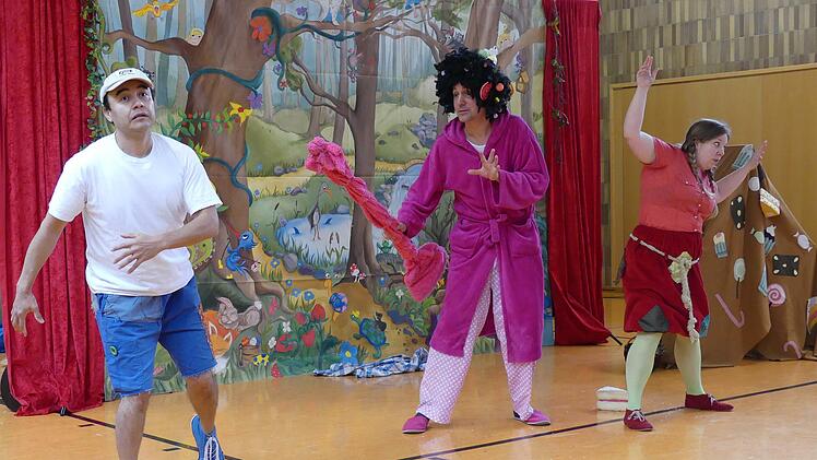 Die "Kölner Opernkiste - Musiktheater für Kinder" brachte den Poppenläurer Grundschülern die Oper näher. Foto: Sabine Hunstock