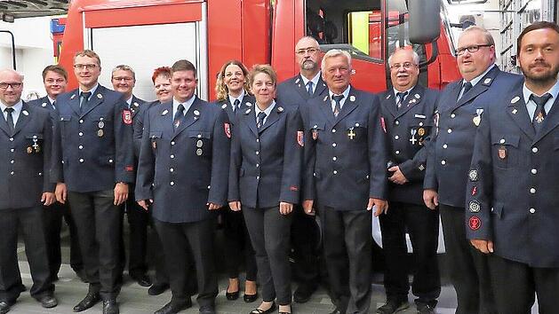 Die f&uuml;r ihre lange Dienstzeit Geehrten vor dem Drehleiterfahrzeug mit (von links): KBI Siggi Hammrich, KBM Christian Schilder, Tobias Walter (stellvertretender Kommandant), Anton Schatz (Dritter B&uuml;rgermeister) und Thomas Brosig (Erster Vorsitzende...