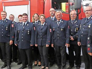 Die f&uuml;r ihre lange Dienstzeit Geehrten vor dem Drehleiterfahrzeug mit (von links): KBI Siggi Hammrich, KBM Christian Schilder, Tobias Walter (stellvertretender Kommandant), Anton Schatz (Dritter B&uuml;rgermeister) und Thomas Brosig (Erster Vorsitzende...