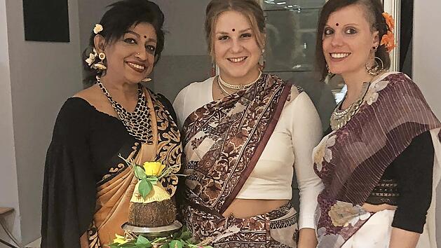 Malliga Sch&auml;der hat zwei Mitarbeiterinnen vom Mehrgenerationenhaus gezeigt, wie man einen Sari wickelt.