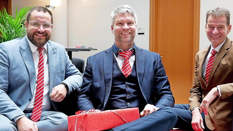 Sparkassenvorstand Michael Rendl (rechts) und Bereichsleiter Sebastian Schneider (links) bedanken sich bei Jochen Faber, der 25 Dienstjahre für die Sparkasse geleistet hat.