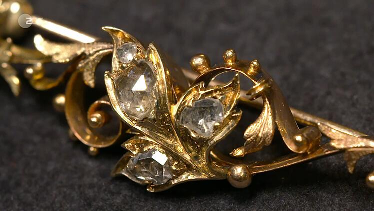 Die Verk&auml;uferinnen einer goldenen Kragenbrosche mit Diamanten aus der Zeit zwischen 1890 und 1900 hatten mehr Erfolg. Ihr Schmuckst&uuml;ck wurde auf 500 Euro gesch&auml;tzt. Broschensammler Anaisio Guedes bezahlte 400 Euro.