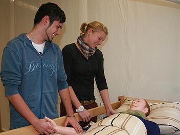Wie man hilfsbedürftige Menschen pflegt,  lernen   Nils Conrad  und Jasmin Ammon an der  Stadtsteinacher Schule. Sie sind davon überzeugt, ihren Traumberuf  gefunden  zu haben. Foto: Sonja Adam