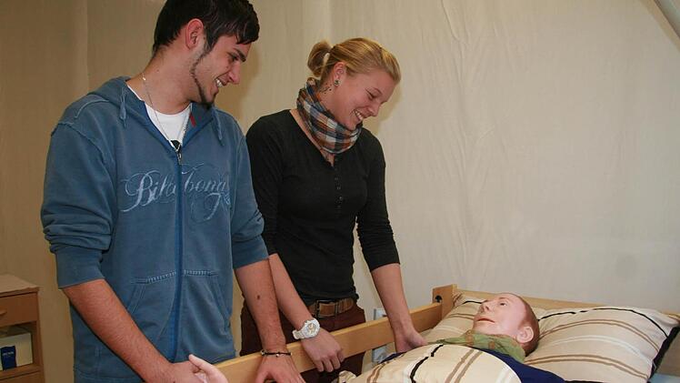 Wie man hilfsbedürftige Menschen pflegt,  lernen   Nils Conrad  und Jasmin Ammon an der  Stadtsteinacher Schule. Sie sind davon überzeugt, ihren Traumberuf  gefunden  zu haben. Foto: Sonja Adam