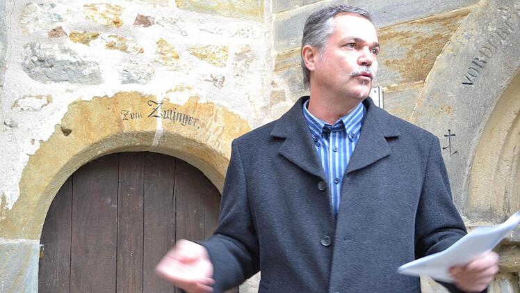 Ralf Wirth führt durch die Kemenate