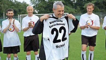 Bambergs Erzbischof Ludwig Schick hat ein Trikot mit der Nummer 22.