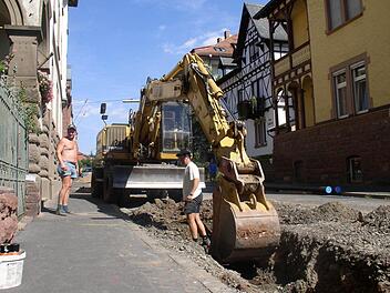 Vor mehreren Jahren wurde der Kanal in der Hartmannstraße saniert. Die jetzt geforderten Ausbaubeiträge sorgen bei Anwohnern für Ärger. Eine Gerichtsverhandlung wurde jetzt abgesagt.  Foto: Krapf/Archiv