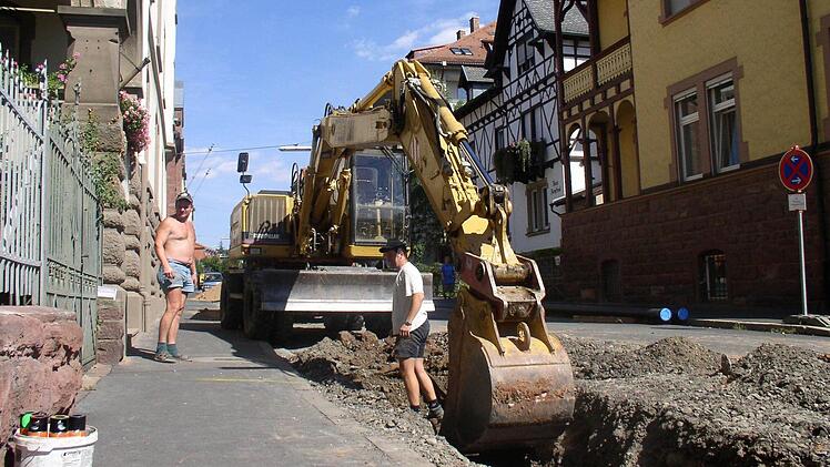 Vor mehreren Jahren wurde der Kanal in der Hartmannstraße saniert. Die jetzt geforderten Ausbaubeiträge sorgen bei Anwohnern für Ärger. Eine Gerichtsverhandlung wurde jetzt abgesagt.  Foto: Krapf/Archiv