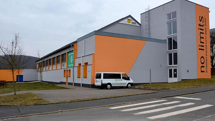 in Hallendienstkonzept, evtl. sogar mit einem geringfügig Beschäftigtem soll die Kontinuität der Hallenöffnungszeiten sichern, denn "Hallenklettern hat stetes Wachstum". Foto: Rauch