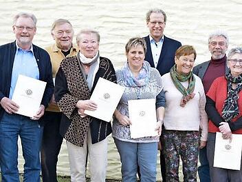 Am längsten dabei von den geehrten Mitgliedern ist Michael Bauer (r.), der seit 65 Jahren zum Verein gehört. Fotos: Roland Meister